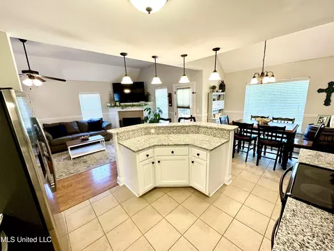 Kitchen - 283 Fairway Trace Dr, Hernando, MS 38632 photo 1 of 3