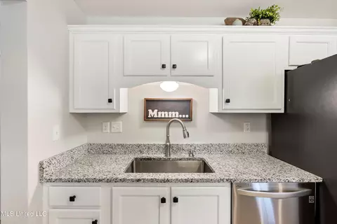 Kitchen - 283 Fairway Trace Dr, Hernando, MS 38632 photo 3 of 3
