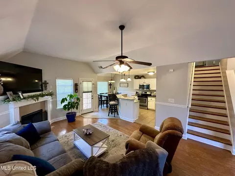 Living - 283 Fairway Trace Dr, Hernando, MS 38632 photo 2 of 3