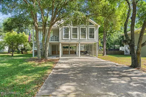 144 Forest St, Pass Christian, MS 39571