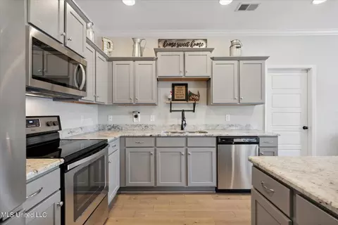 Kitchen - 685 Mcneese Dr, Nesbit, MS 38651 photo 4 of 6