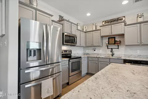 Kitchen - 685 Mcneese Dr, Nesbit, MS 38651 photo 2 of 6