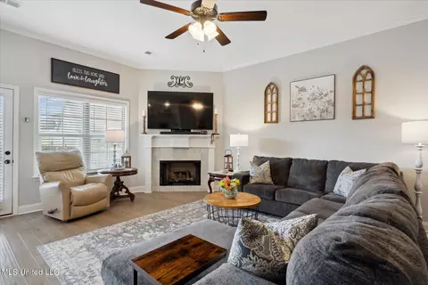 Living - 685 Mcneese Dr, Nesbit, MS 38651 photo 2 of 3