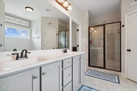 Bath - 685 Mcneese Dr, Nesbit, MS 38651 photo 2 of 3