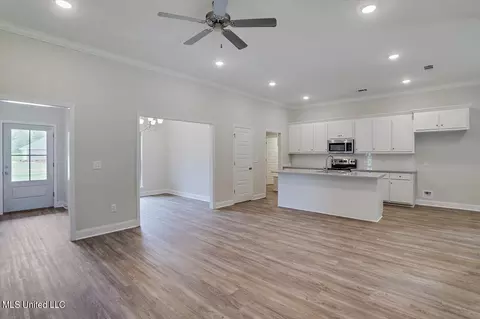 Living - 120 Jasmine Cove Dr, Brandon, MS 39042 photo 2 of 2