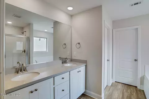 Bath - 120 Jasmine Cove Dr, Brandon, MS 39042 photo 1 of 3