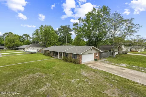 1200 Lancelot Ln, Ocean Springs, MS 39564