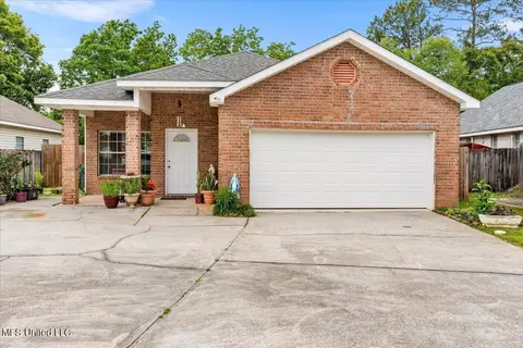 11119 Oakcrest Dr, D'iberville, MS 39540