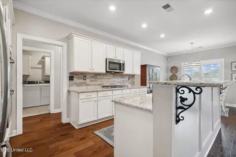 Kitchen - 1686 Shepherd Dr, Hernando, MS 38632 photo 4 of 5