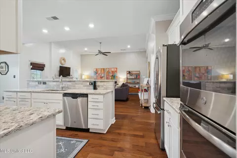 Kitchen - 1686 Shepherd Dr, Hernando, MS 38632 photo 3 of 5