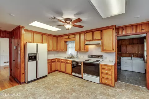 Kitchen - 5607 Concord Dr, Jackson, MS 39211 photo 5 of 6