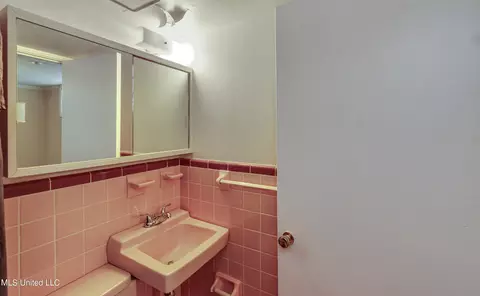 Bath - 5607 Concord Dr, Jackson, MS 39211 photo 5 of 6