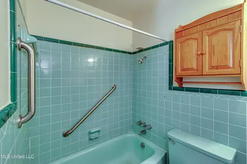 Bath - 5607 Concord Dr, Jackson, MS 39211 photo 2 of 6