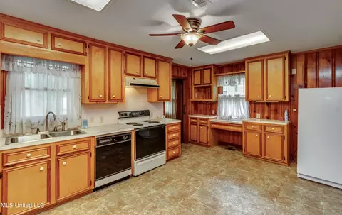 Kitchen - 5607 Concord Dr, Jackson, MS 39211 photo 1 of 6
