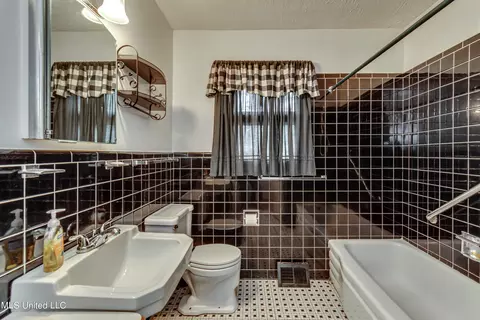 Bath - 5607 Concord Dr, Jackson, MS 39211 photo 1 of 6