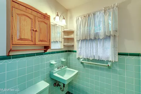 Bath - 5607 Concord Dr, Jackson, MS 39211 photo 3 of 6