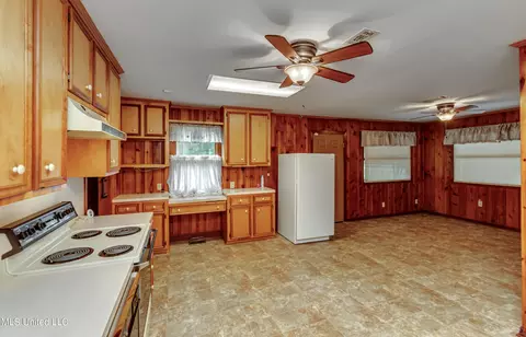 Living - 5607 Concord Dr, Jackson, MS 39211 photo 2 of 2
