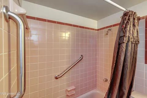 Bath - 5607 Concord Dr, Jackson, MS 39211 photo 4 of 6