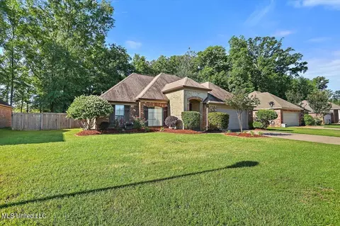 563 Oak Park Cir, Pearl, MS 39208