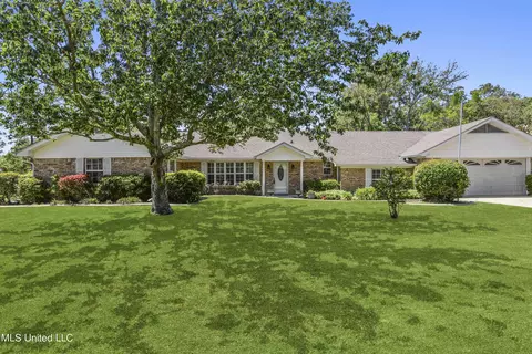 113 Braeburn Dr, Ocean Springs, MS 39564