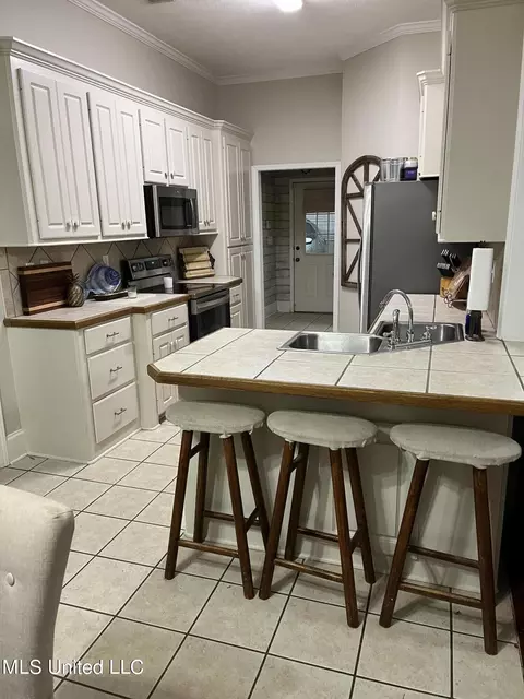Kitchen - 104 Old Gin Cv, Madison, MS 39110 photo 2 of 3