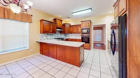 Kitchen - 1628 Cedar Trace Dr, Hernando, MS 38632 photo 4 of 7
