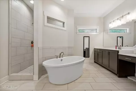 Bath - 3792 Reghans Pl, Hernando, MS 38632 photo 2 of 4