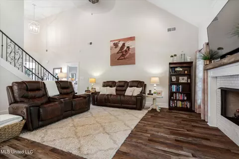 Living - 3792 Reghans Pl, Hernando, MS 38632 photo 2 of 3