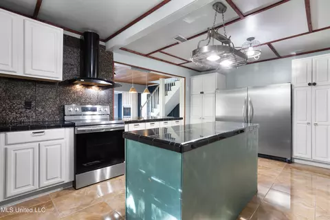 Kitchen - 7900 Carlos Keyes Rd, Moss Point, MS 39562 photo 5 of 6