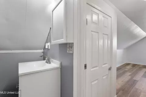 Bath - 7900 Carlos Keyes Rd, Moss Point, MS 39562 photo 4 of 5