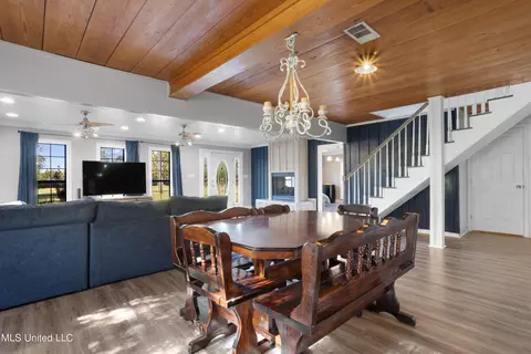 Dining - 7900 Carlos Keyes Rd, Moss Point, MS 39562 photo 2 of 2