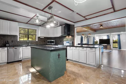 Kitchen - 7900 Carlos Keyes Rd, Moss Point, MS 39562 photo 4 of 6