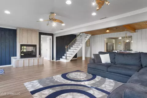 Living - 7900 Carlos Keyes Rd, Moss Point, MS 39562 photo 2 of 3