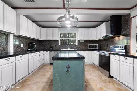 Kitchen - 7900 Carlos Keyes Rd, Moss Point, MS 39562 photo 3 of 6