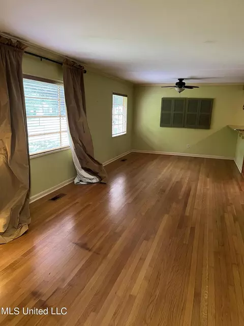 Living - 1503 Wilhurst St, Jackson, MS 39211 photo 4 of 4