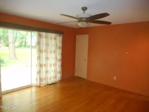 Living - 1503 Wilhurst St, Jackson, MS 39211 photo 2 of 4