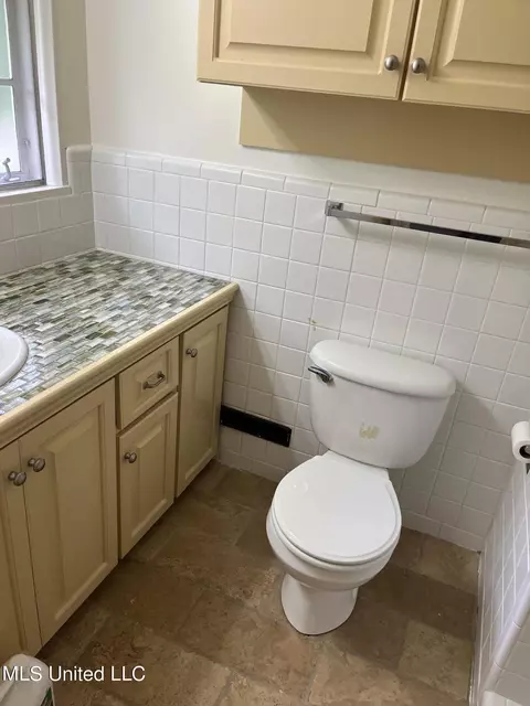 Bath - 1503 Wilhurst St, Jackson, MS 39211 photo 3 of 4