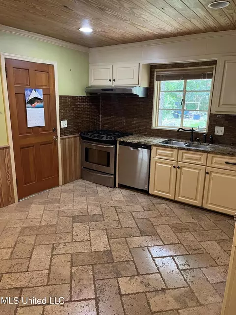 Kitchen - 1503 Wilhurst St, Jackson, MS 39211 photo 3 of 3