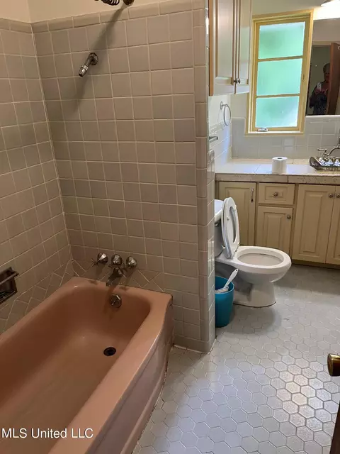 Bath - 1503 Wilhurst St, Jackson, MS 39211 photo 4 of 4