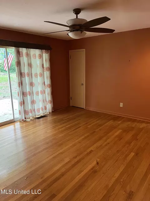 Living - 1503 Wilhurst St, Jackson, MS 39211 photo 3 of 4