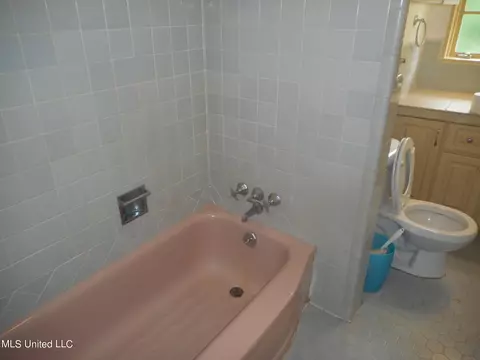 Bath - 1503 Wilhurst St, Jackson, MS 39211 photo 2 of 4