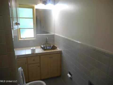 Bath - 1503 Wilhurst St, Jackson, MS 39211 photo 1 of 4