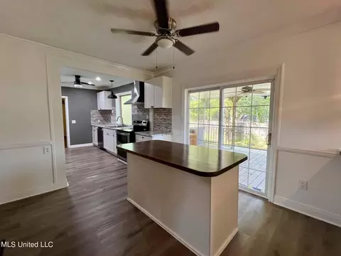 Kitchen - 608 NW Goodwater Rd, Magee, MS 39111 photo 2 of 7