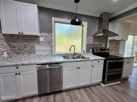 Kitchen - 608 NW Goodwater Rd, Magee, MS 39111 photo 5 of 7