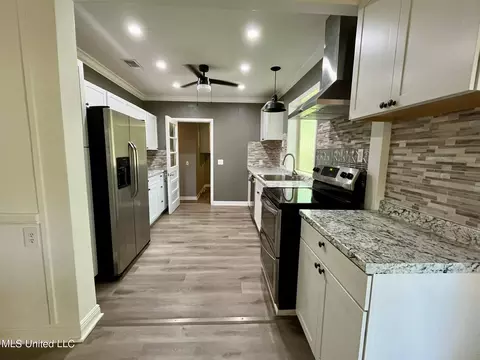 Kitchen - 608 NW Goodwater Rd, Magee, MS 39111 photo 6 of 7