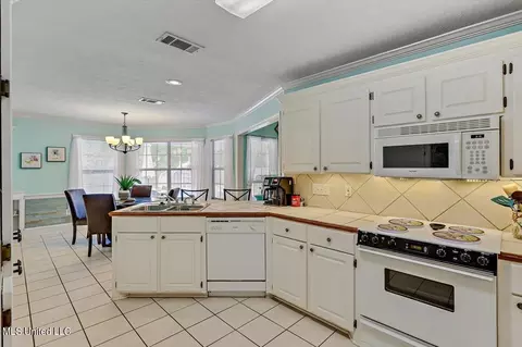 Kitchen - 1212 Crossview Ct, Brandon, MS 39042 photo 2 of 3