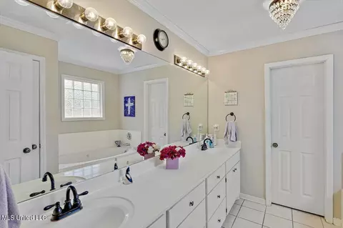 Bath - 1212 Crossview Ct, Brandon, MS 39042 photo 1 of 4