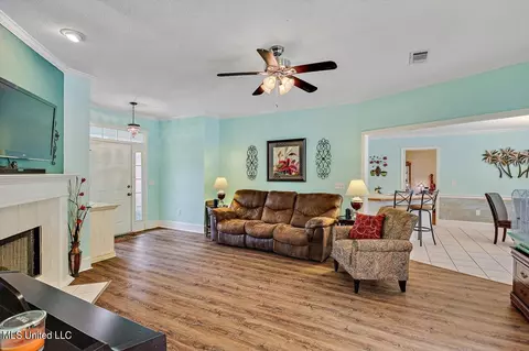 Living - 1212 Crossview Ct, Brandon, MS 39042 photo 3 of 4