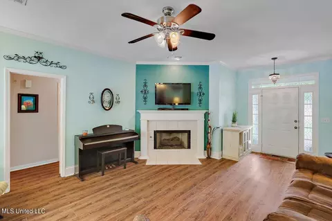 Living - 1212 Crossview Ct, Brandon, MS 39042 photo 4 of 4