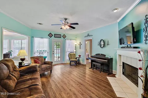 Living - 1212 Crossview Ct, Brandon, MS 39042 photo 1 of 4